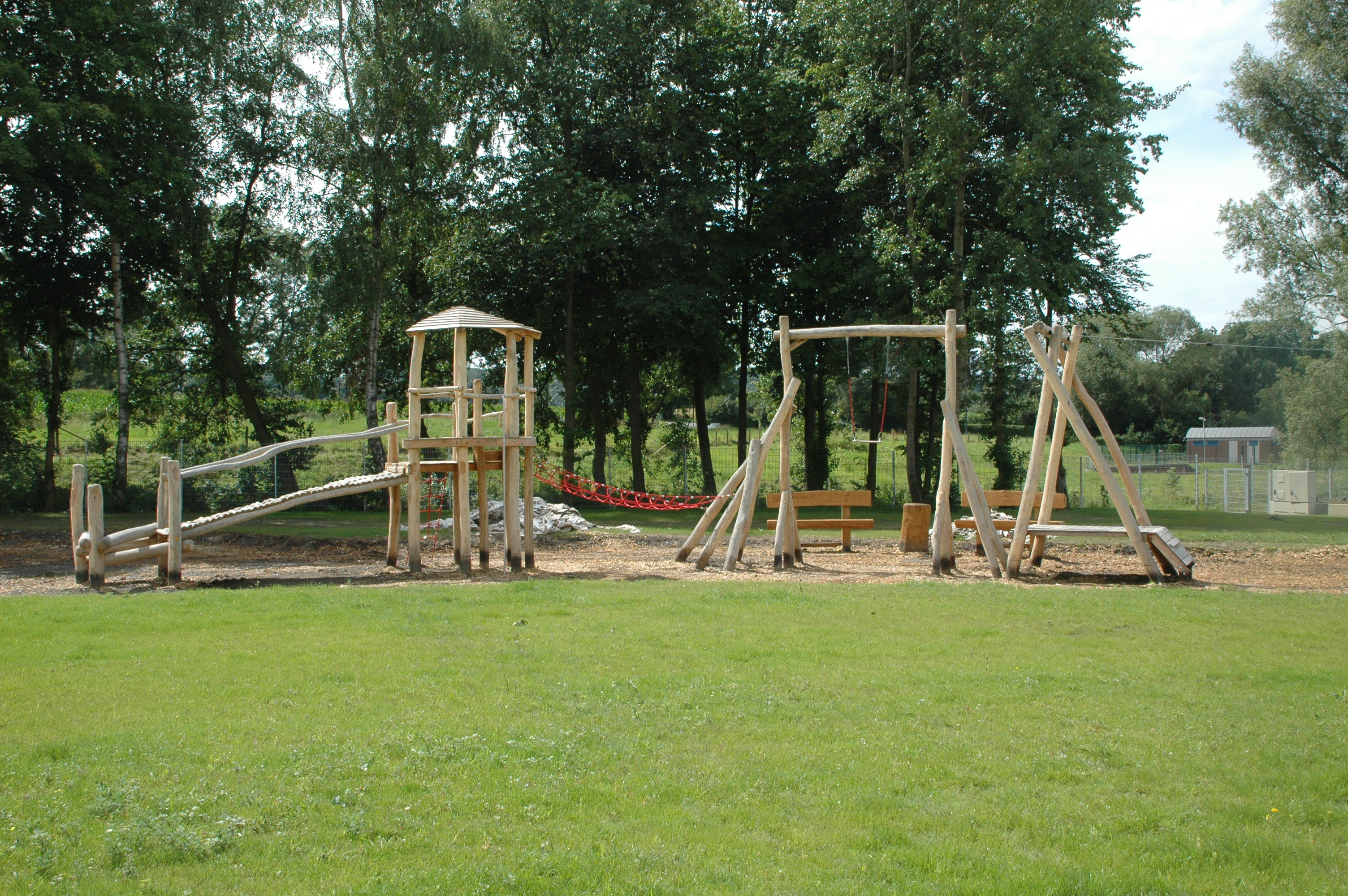 Abenteuerspielplatz mit Klettergerüst und Schaukel
