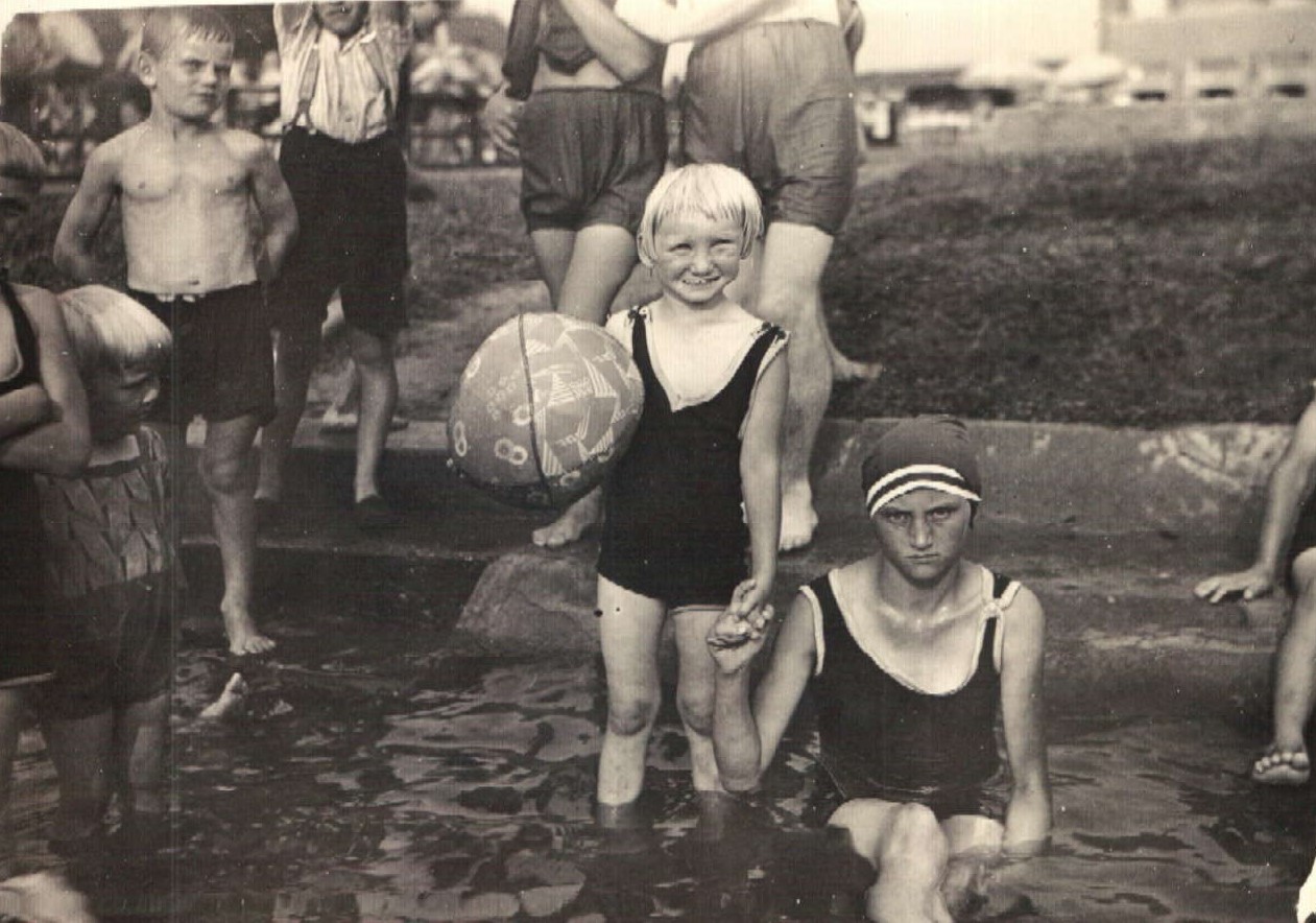 Baden im Froschloch 1932 Kinder im flachen Wasser