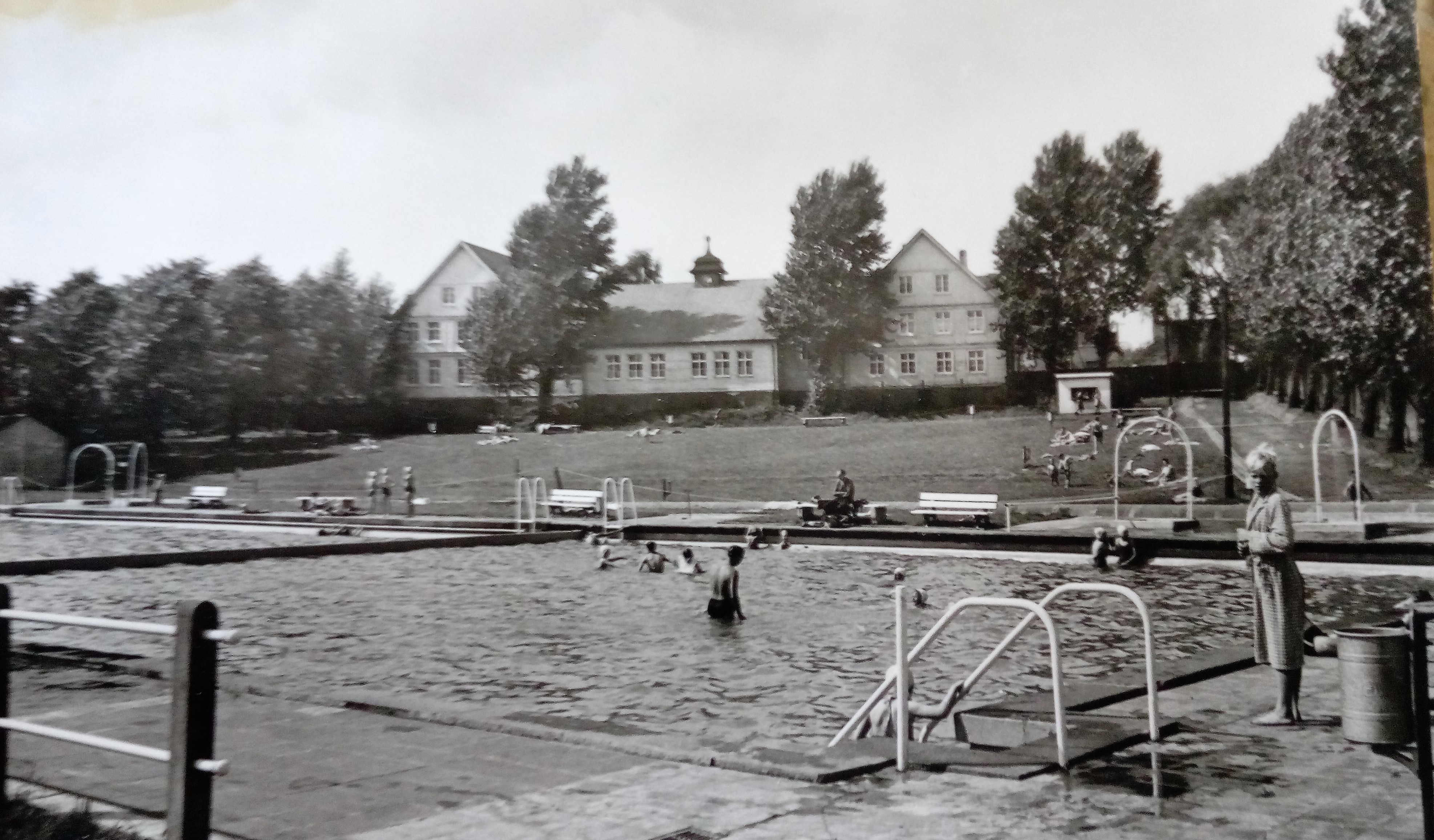 Froschloch in den 50ern mit Villa Froschloch im Hintergrund Im Vordergrund sieht man das große Schwimmbecken, im Hintergrund die Turnhalle "Villa Froschloch"