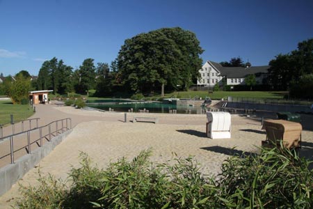 Sandstrand am Froschloch Sandstrand mit Strandkörben im Freibad Hombruch