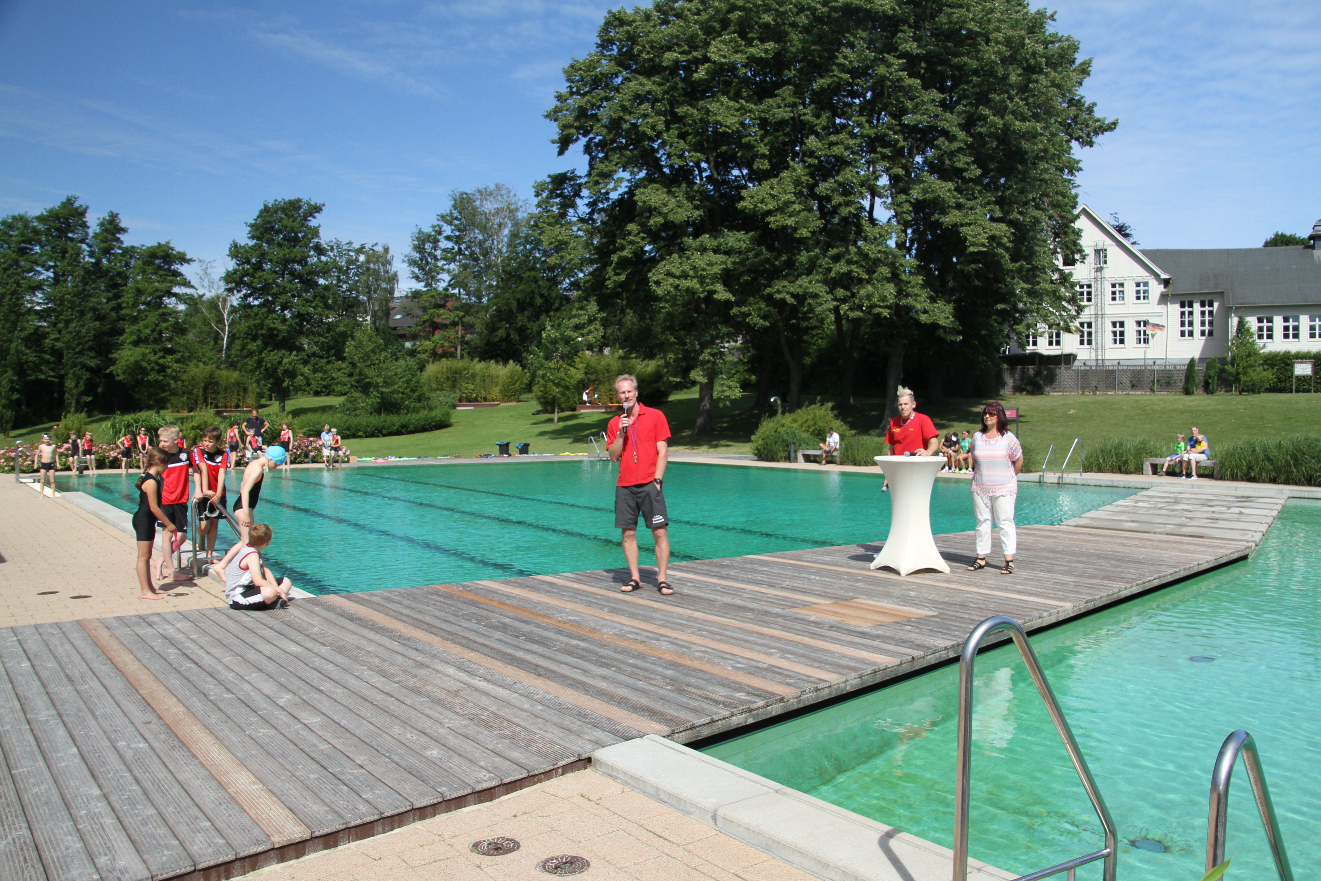 Michael Dominik spricht bei der Neueröffnung des Freibad Froschloch.