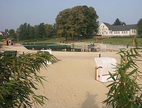 Das Froschloch in der Abendsonne Ruhige Atmosphäre mit Abendsonne im Freibad Froschloch