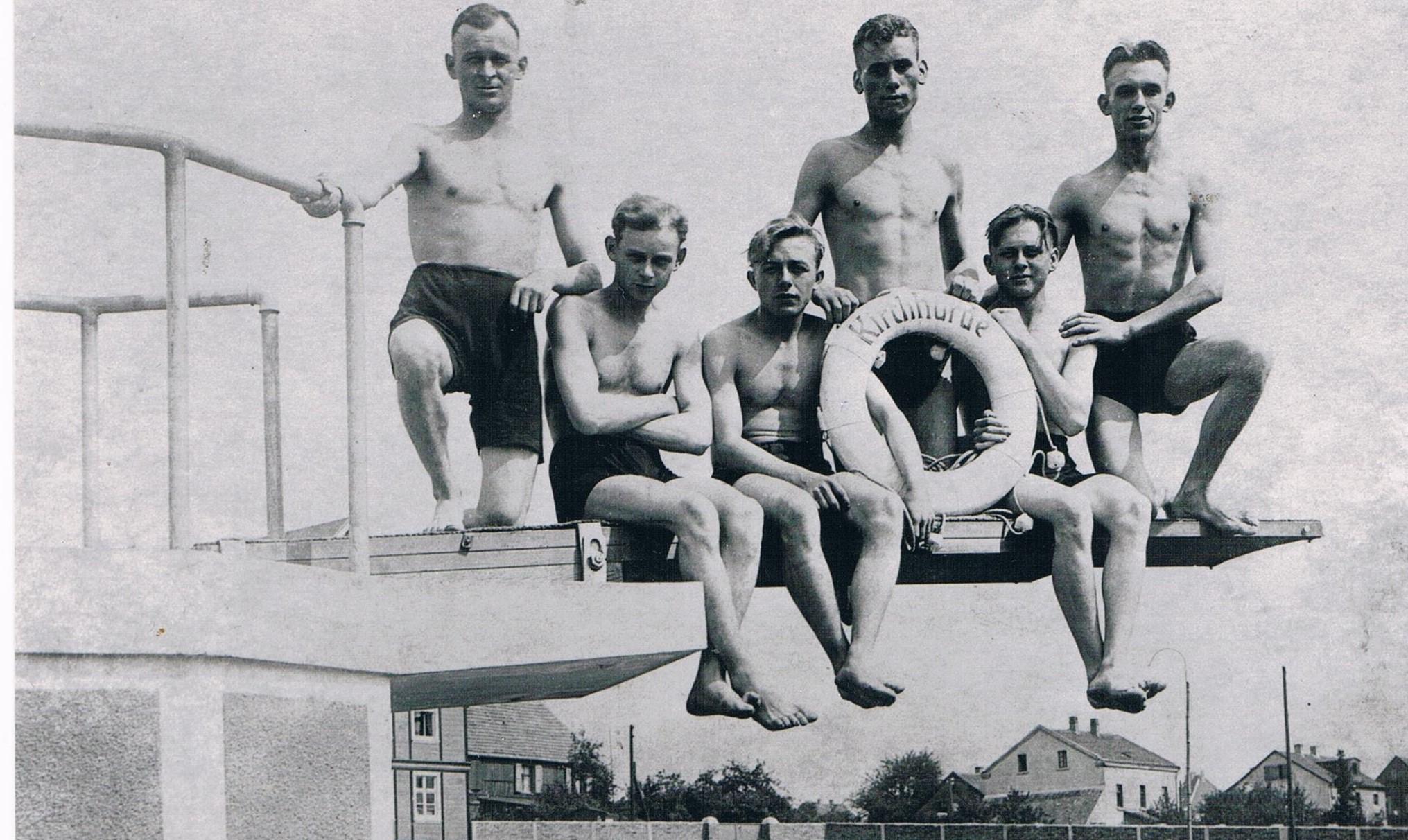 Sprungturm Froschloch Männer auf dem Sprungturm des Hombrucher Freibads ca. 1927